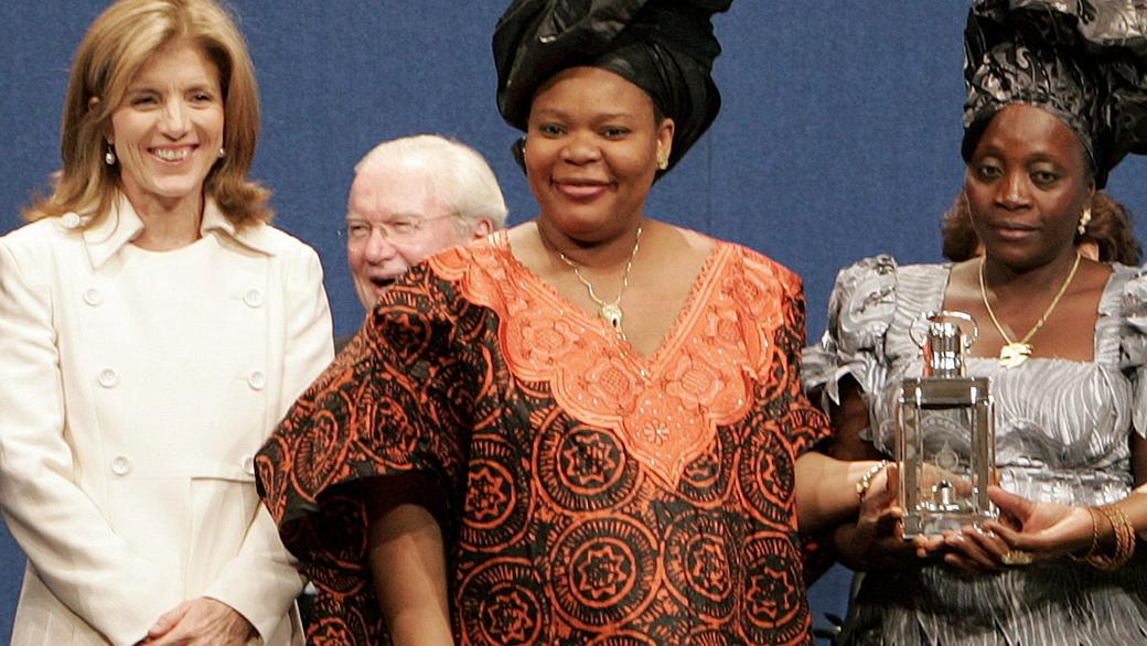 A ativista liberiana Leymah Gbowee (no centro) recebe um prêmio na Biblioteca Presidencial John F. Kennedy, em Boston, das mãos da filha do ex-presidente americano, Caroline (à esq.), em 2009