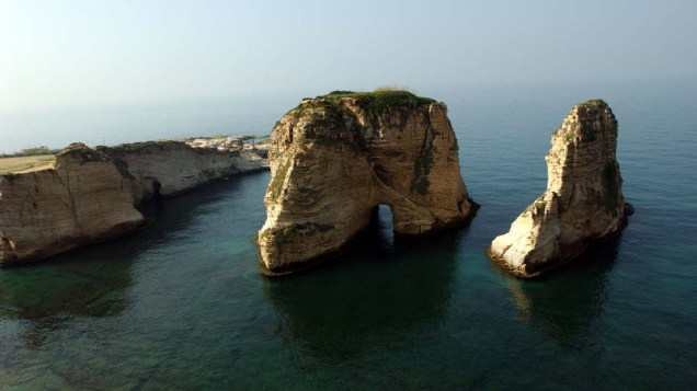 Devido à influência europeia, sobretudo da França, cerca de 40% dos turistas estrangeiros no país são europeus e americanos. Na foto, The Rouche Rocks, uma das atrações do litoral de Beirute, Líbano