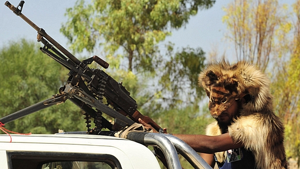 Rebelde líbio avança em estrada que leva a Sirte nesta segunda-feira: grupos já controlam pontos estratégicos da cidade