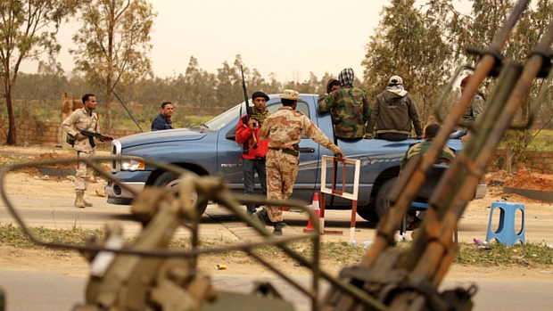 Guardas líbios se posicionam na entrada de Bengasi
