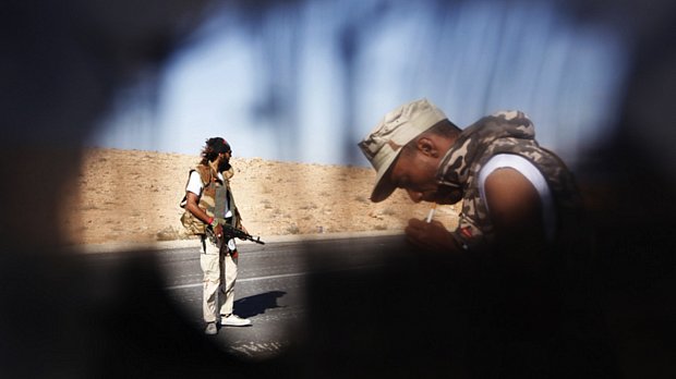 Rebeldes guardam checkpoint de Bani Walid, 170 quilômetros ao sudeste de Trípoli