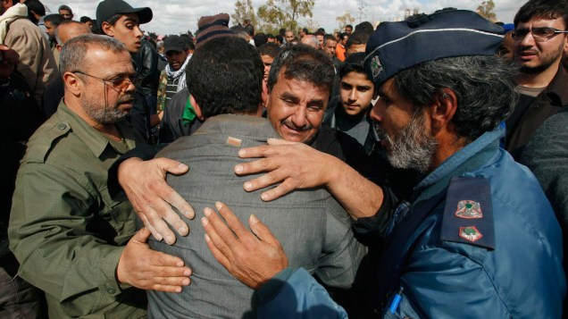Líbios choram em funeral de rebelde morto por forças leais ao líder Muamar Kadafi, em Bengasi