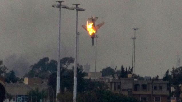 Caça do governo de Muamar Kadafi cai em chamas após ser atingido por rebeldes em Bengasi, na Líbia