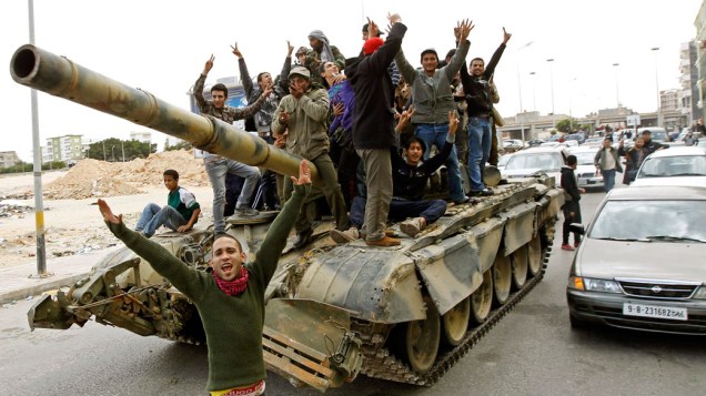 Rebeldes comemoram a captura de tanque na cidade de Bengasi, na Líbia