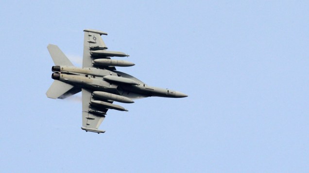Caça sobrevoa a base aérea da OTAN em Aviano, na Itália