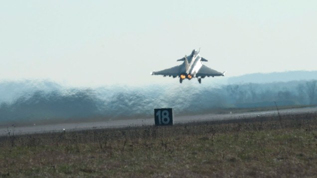 Caça francês Rafale decola da base aérea em Saint Dizier, rumo a região líbia