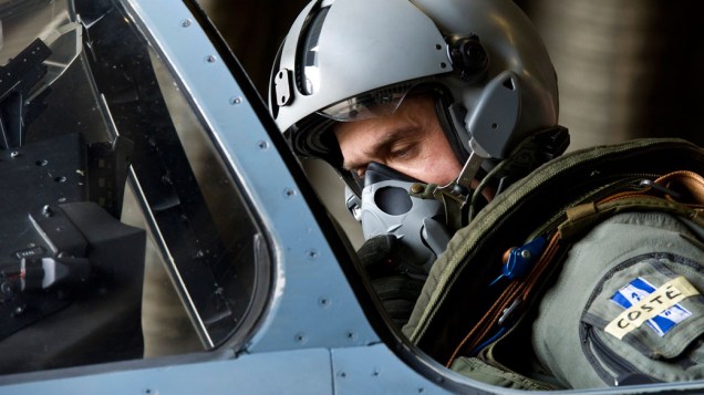 Piloto francês prepara-se para decolar com um dos caças Mirage da base aérea de Dijon, na França