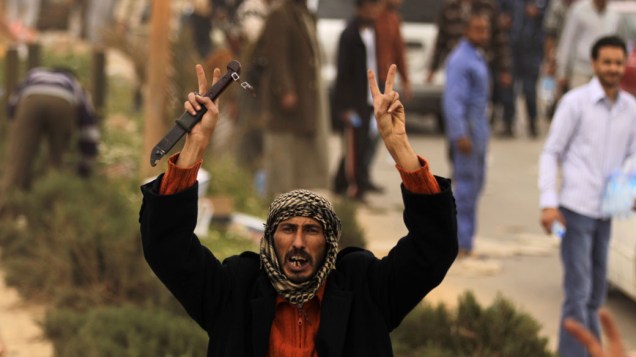 Rebelde líbio faz o sinal de "vitória" com os dedos, na cidade de al-Marj, aproximadamente 100 quilômetros de Bengasi