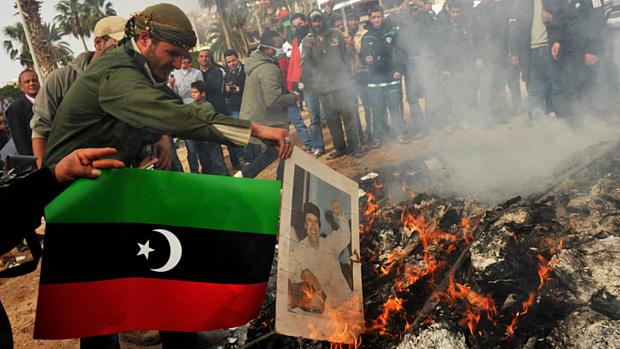 Manifestantes queimam "livro verde", com as regras de Kadafi, e foto do ditador. Rebeldes pedem que comunidade internacional inicie ação efetiva contra mercenários