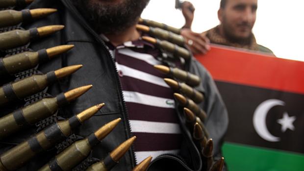 Manifestante líbio mostra munição confiscada de soldado; rebeldes dominam quase metade do litoral do país