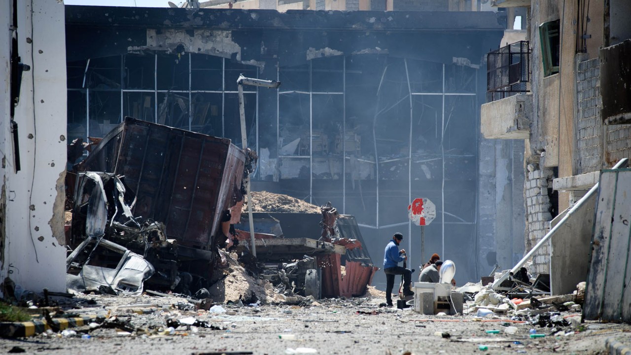 Rua de Trípoli, na cidade de Misrata: cenário de destruição após bombardeio de forças pró-Kadafi