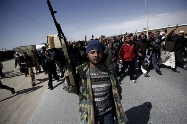 Insurgentes marcham em funeral em Bengasi