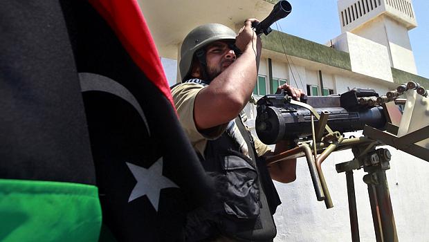 Líbia: Rebelde vigia Trípoli de revide das forças de segurança de Kadafi