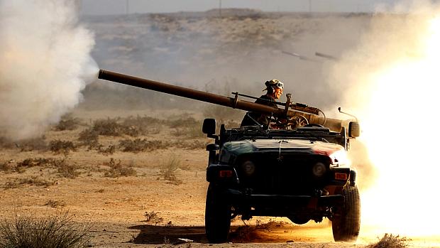 Líbia: rebeldes concentram ataques na cidade-natal do ex-ditador