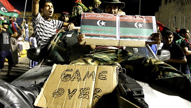 Líbia: rebeldes festejam em praça da capital
