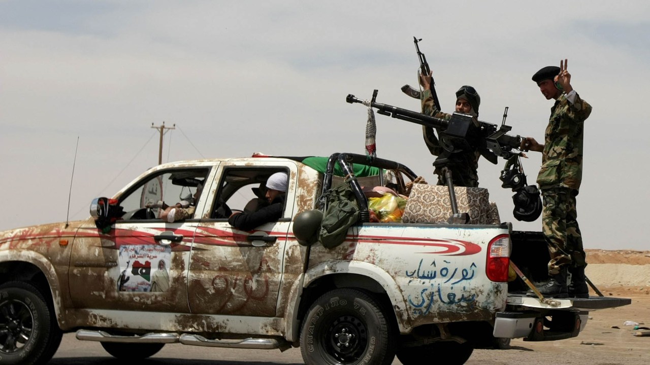 Após conquistar terreno na fronteira com a Líbia, rebeldes se dirigem à região de Ghazaya para um confronto com as tropas de Kadafi