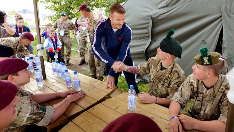 David Beckham cumprimenta soldados que participaram da segurança da Olimpíada de Londres
