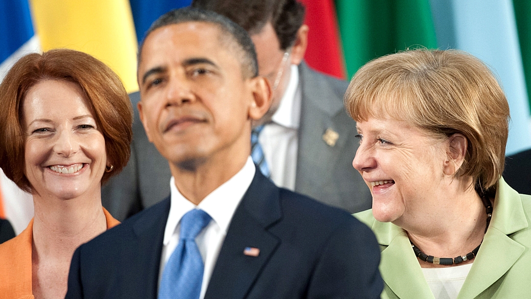 O presidente dos Estados Unidos, Barack Obama, posa ao lado da chanceler alemã, Angela Merkel (dir.), e da primeira-ministra australiana, Julia Gallard (esq.), para a fotografia oficial dos líderes do G20