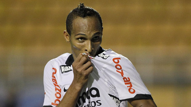 O atacante Liedson comemora um de seus dois gols na reestreia no Corinthians