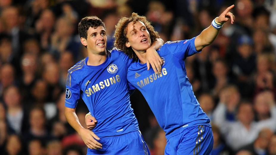 Oscar e David Luiz, do Chelsea, comemoram gol sobre a Juventus em partida válida pela primeira rodada da Liga dos Campeões da UEFA
