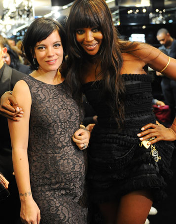 Lily Allen grávida, com Naomi Campbell, em foto de setembro de 2010