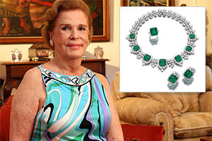Lily e o destaque do leilão: colar, anel e brincos avaliados em 850.000 reais