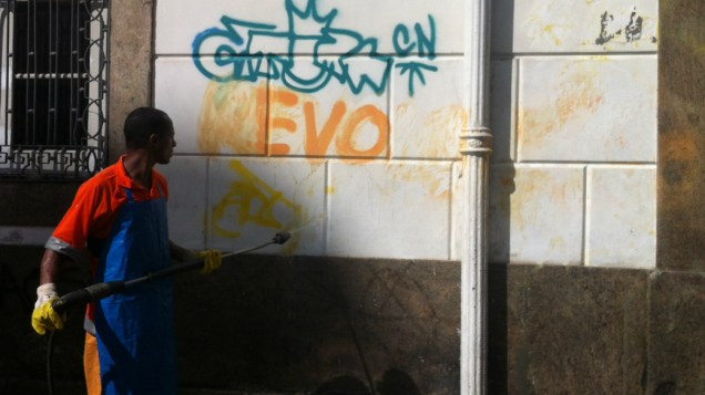 Empresa de limpeza do Rio apaga os dizeres pichados durante os protestos