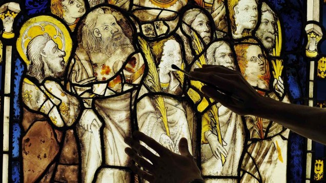 Restaurador faz limpeza em vitral de igreja, Inglaterra