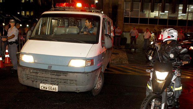 Carro da Secretaria de Administração Penitenciária deixa o Fórum de Santo André com Lindemberg Alves Fernandes, que está sendo julgado pelo assassinato de Eloá Pimentel, em outubro 2008