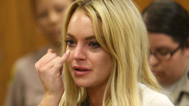 A atriz Lindsay Lohan chora na audiência em que foi condenada a 90 dias de prisão