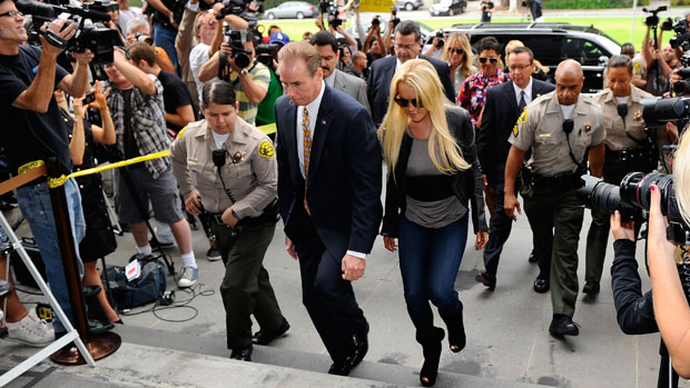 Lindsay Lohan se apresenta ao tribunal em Beverly Hills, cercada pela imprensa, mas sem descer do salto.