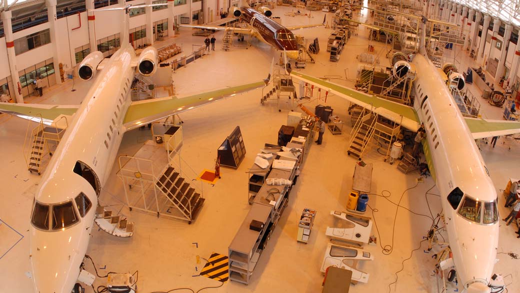 Galpão de montagem final dos aviões da Embraer