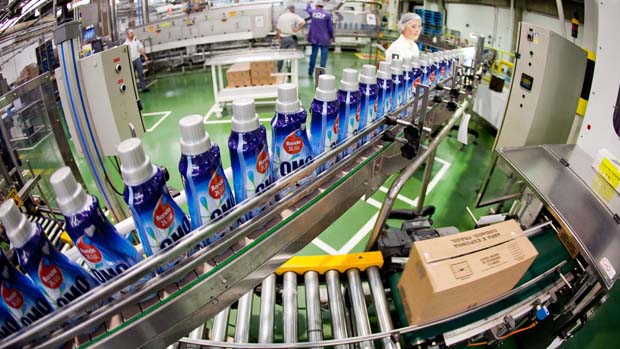 Linha de produção do Omo, da Unilever