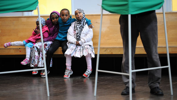 Crianças aguardam enquanto um adulto vota no subúrbio de Rinkeby, bairro dos imigrantes em Estocolmo