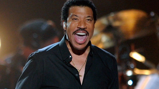 O cantor Lionel Richie tem dívida com o governo americano