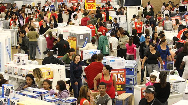 Consumidores lotam loja na megaliquidação do Magazine Luiza, nesta sexta-feira, em São Paulo
