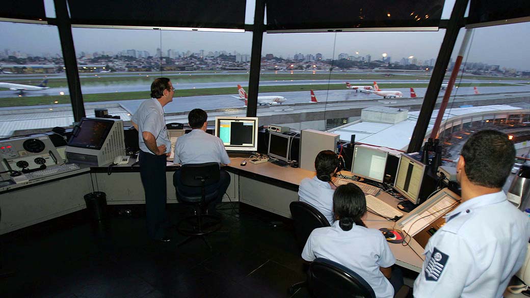 Oficiais da aeronáutica em torre de controle do aeroporto de Congonhas