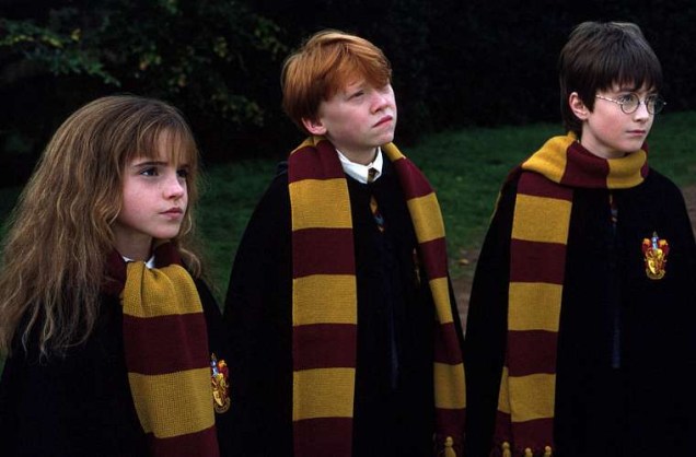 Harry Potter e a Pedra Filosofal, escrito em 1997 por J. K. Rowling, foi adaptado para o cinema pela primeira vez em 2001.