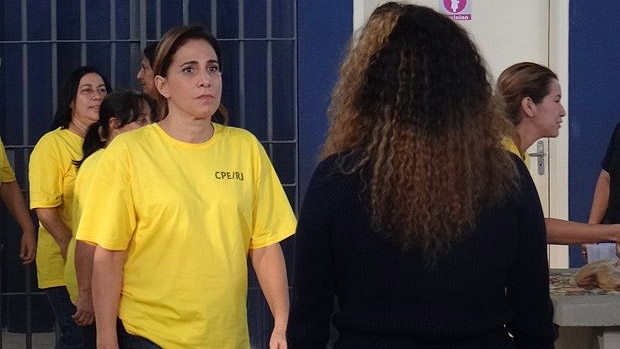 Lívia (Claudia Raia) manda mulher trocar de lugar com Wanda (Totia Meirelles) na prisão