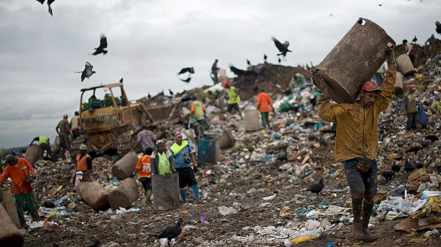 Catadores no lixão de Gramacho; porcos, urubus e lixo se misturam aos catadores de materiais recicláveis
