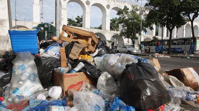 Lixo acumulado na Lapa, no Centro do Rio de Janeiro