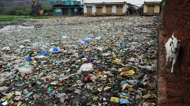 Lixo acumulado em Rabia Nagar, na cidade indiana de Ahmedabad. As fortes chuvas de monção castigaram a cidade e criaram dificuldades para os moradores