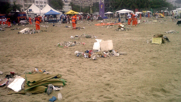 Lixo acumulado na areia de Copacabana após a festa do Réveillon 2012