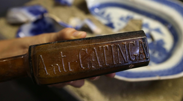 No acervo de peças encontradas estão restos de cosméticos franceses, água mineral importada da Inglaterra e um frasco de colônia com o curioso nome de Anti-Catinga