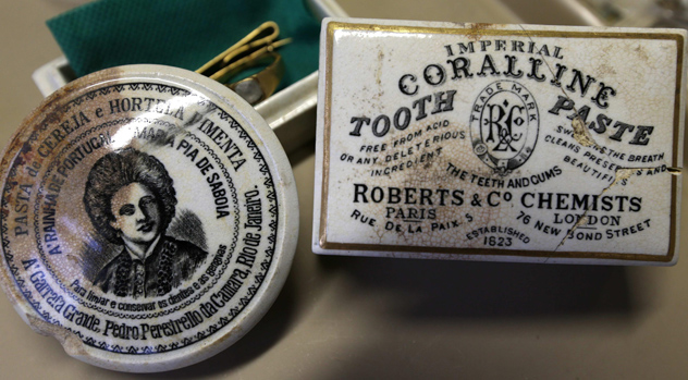 Recipientes de pastas de dentes importadas de Portugal e da Inglaterra