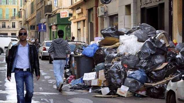 Lixo acumulado nas ruas de Marselha, França, por conta das greves gerais em protesto contra o projeto de reforma previdenciária proposta pelo governo