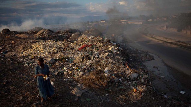 Mulher no lixão em Porto Príncipe, Haiti