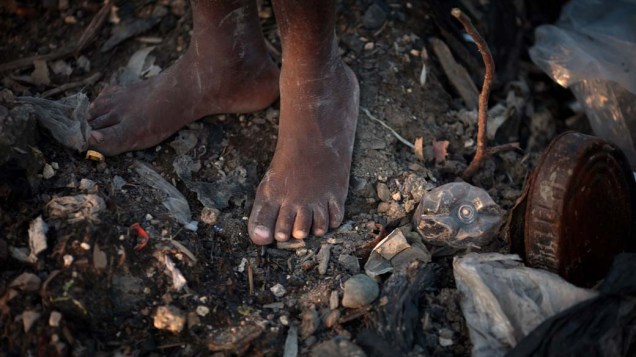 Criança no lixão em Porto Príncipe, Haiti
