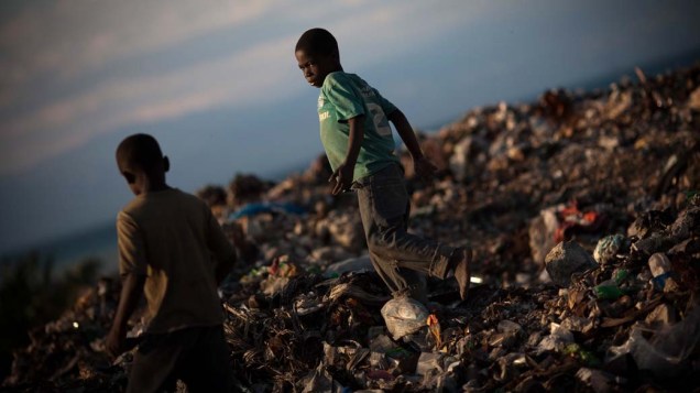 Crianças no lixão em Porto Príncipe, Haiti
