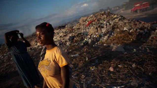 Matine Izatile, 15 anos, no lixão em Porto Príncipe, Haiti